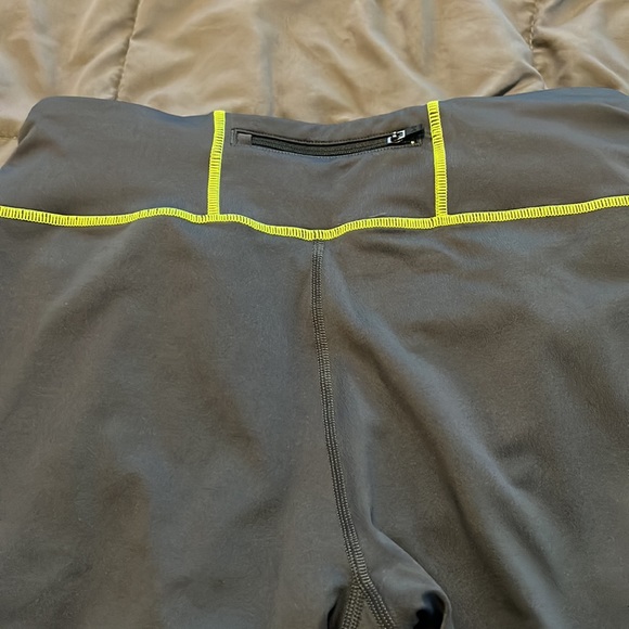 Under Armour Gray and Bright Yellow Fitted All Season Gear- Medium - Picture 4 of 5